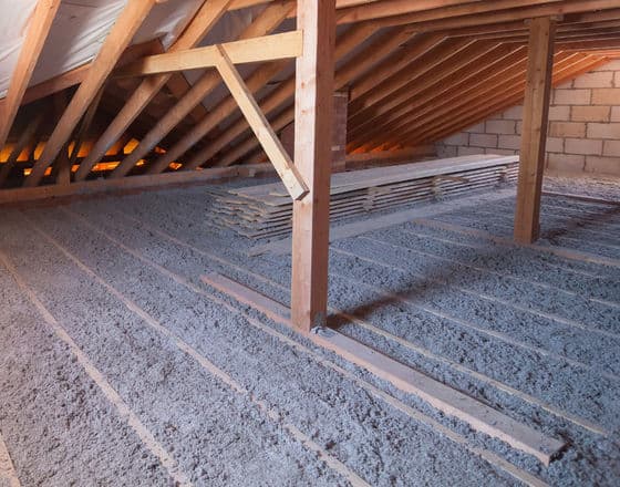 Chantier d'isolation des combles - Application de ouate de cellulose