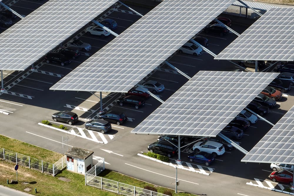 Ombrière photovoltaïque sur parking entreprise avec panneaux solaires intégrés