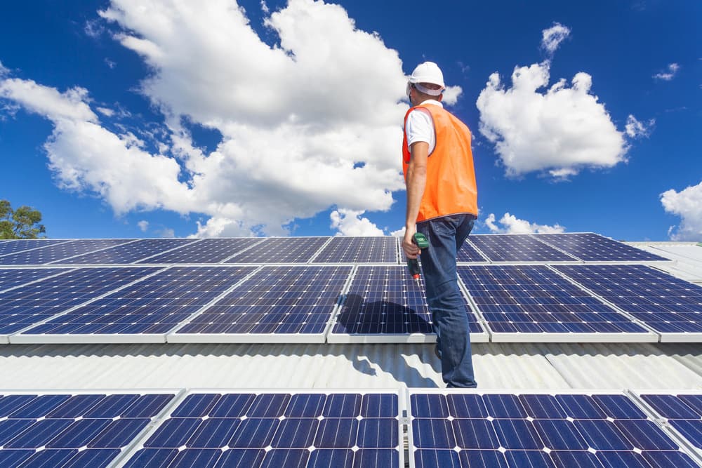 Installation panneaux photovoltaïques sur bâtiment industriel avec toiture métallique